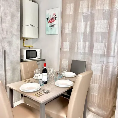 Elegant Apartment- 8 Mins Walk To Center - Free Parking Como
