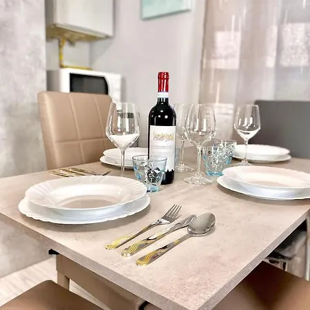Elegant Apartment- 8 Mins Walk To Center - Free Parking * Como