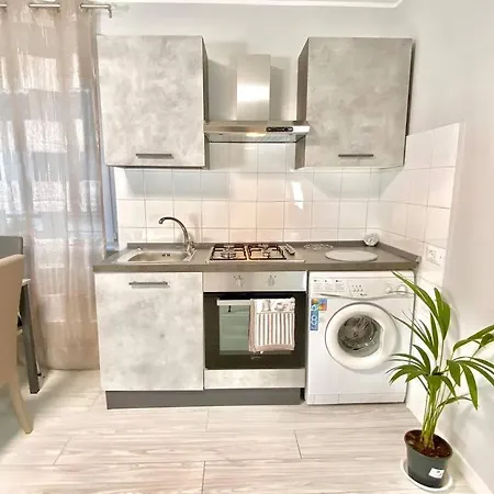 Apartment Elegant Apartment- 8 Mins Walk To Center - Free Parking Como