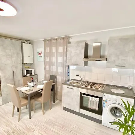 Elegant Apartment- 8 Mins Walk To Center - Free Parking Apartment *